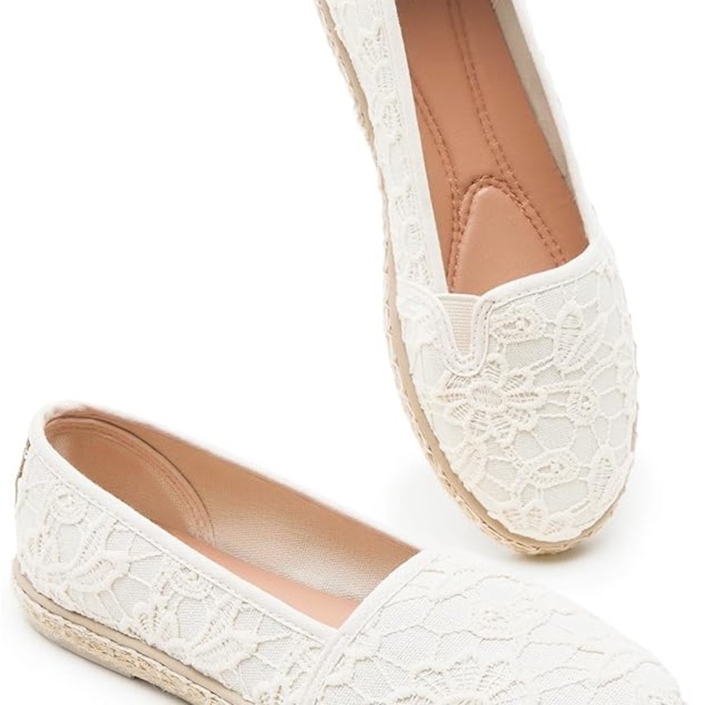 Chic Lace Flats in Cream